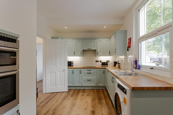 049fd128-18a8-45f9-8d74-0aedd73176c8