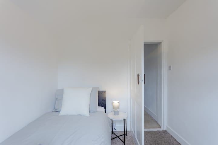 1f04ac9a-ffff-47a5-bcc6-5ee998d954a8